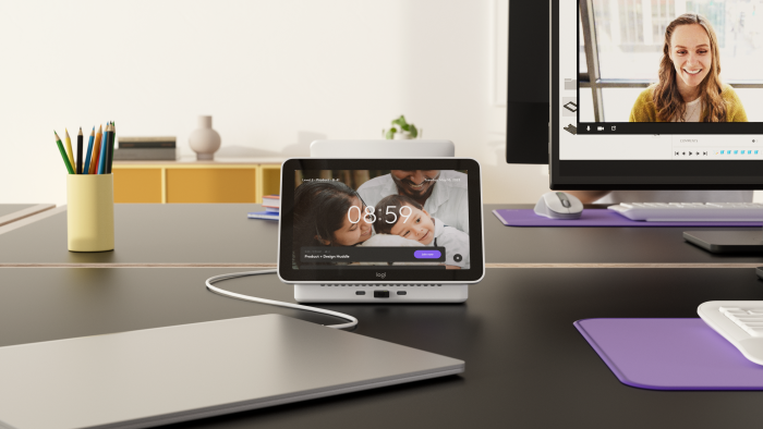 Über das Logi Dock Flex können sich Nutzer direkt in Konferenzen einwählen. (Bild: Logitech)